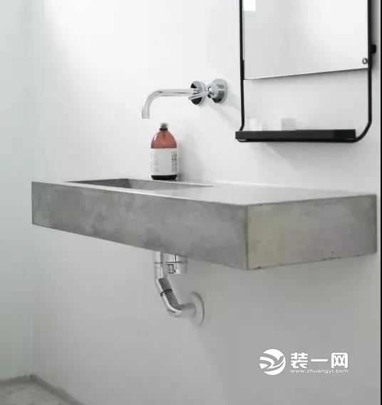 除此之外,各种卫生死角也是多到让人心碎:      立柱式洗手池